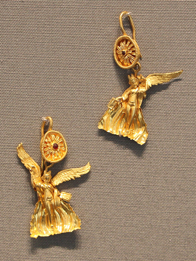 Taranto,_gioielli_del_230-210_ac_ca._07_orecchini_con_vittorie_alate.JPG
