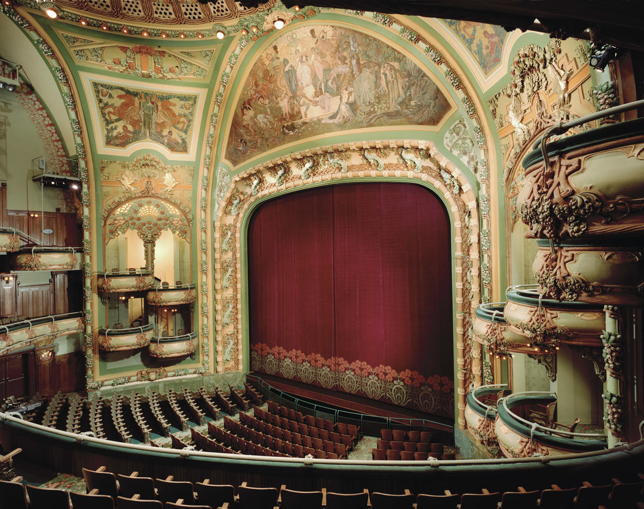 The_New_Amsterdam_Theatre.jpg