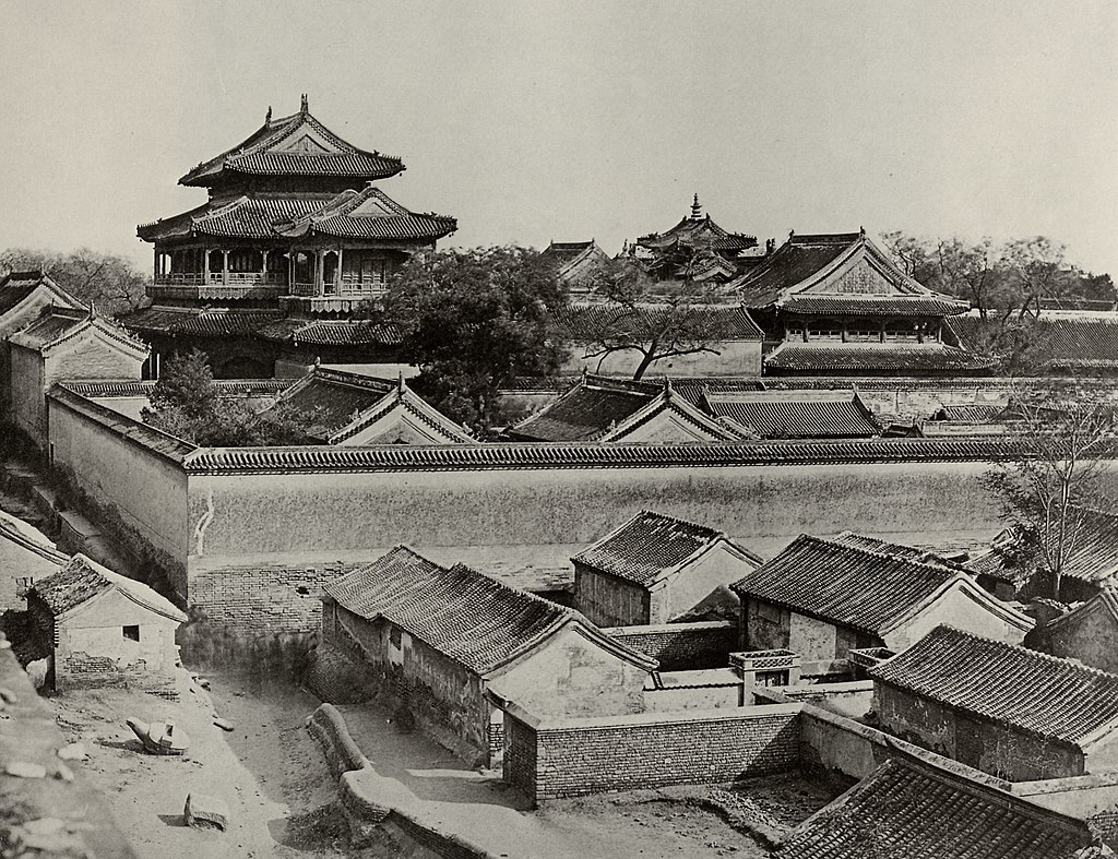 uzianischen_Tempels_vom_An-ting_Tor_aus_gesehen,_Peking_(Zeno_Fotografie).jpg