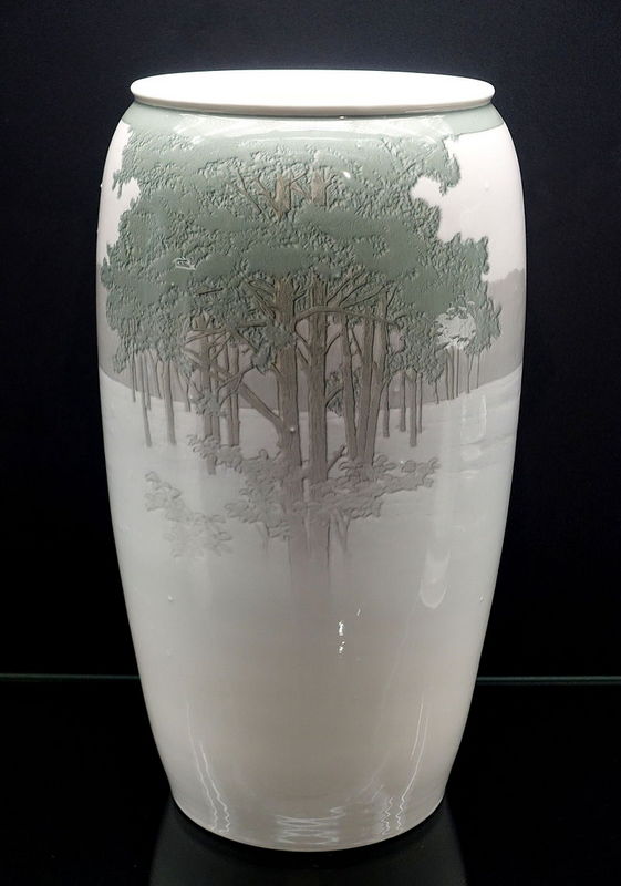 Vase_with_forest_landscape,_designed_by_Theo_Schmuz-Baudiss,_KPM_Berlin,_1914,_а.jpg