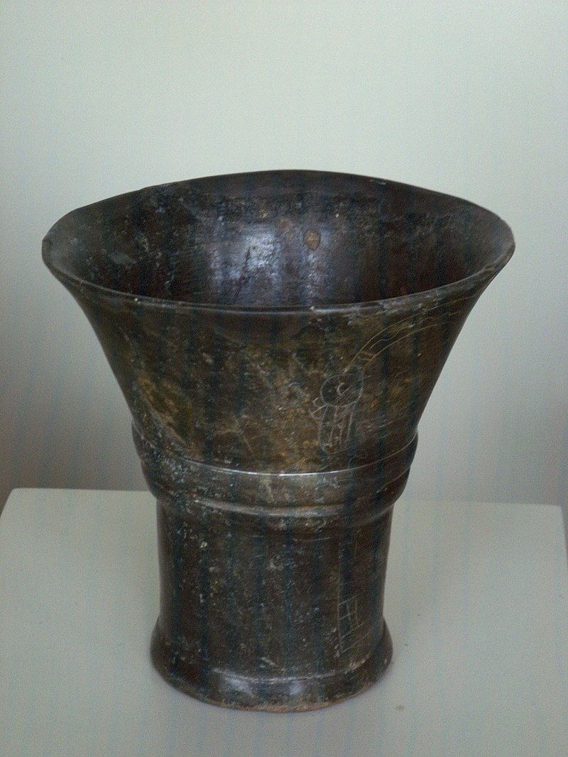 Vaso_ceremonial_tiwanaku_04.jpg