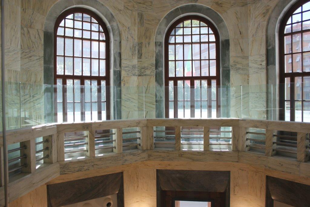 Veduta_interni_con_vetrate_del_Palazzo_delle_Poste_di_Carrara.jpg