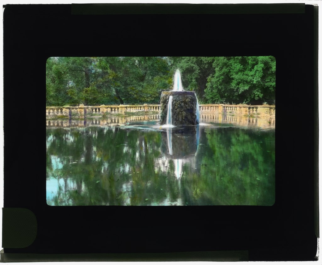 Villa_Torlonia,_Frascati,_Lazio,_Italy._Upper_terrace_fountain_.jpg