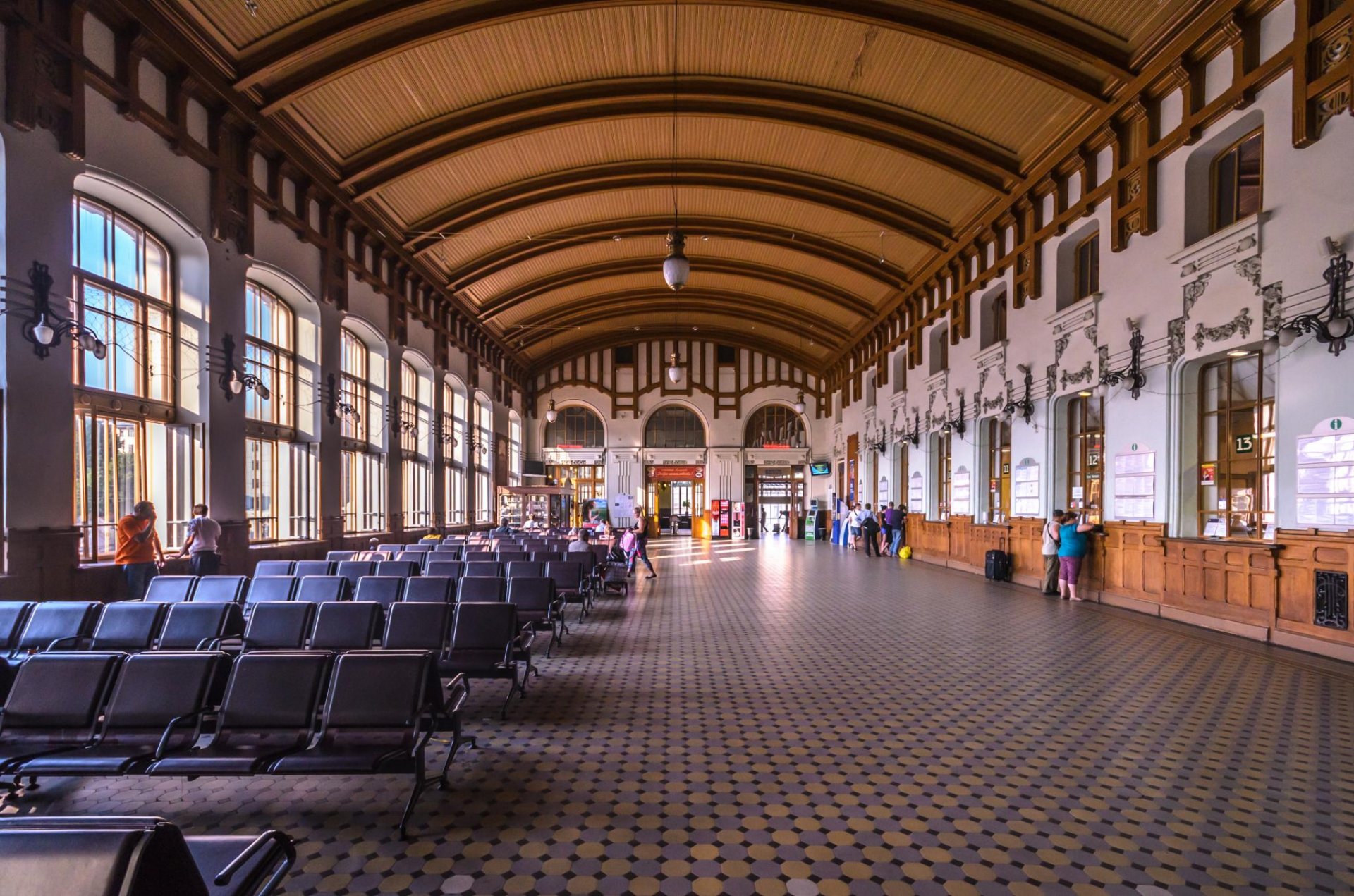 Vitebsky_Rail_Terminal_Ticket_Hall_2.jpg