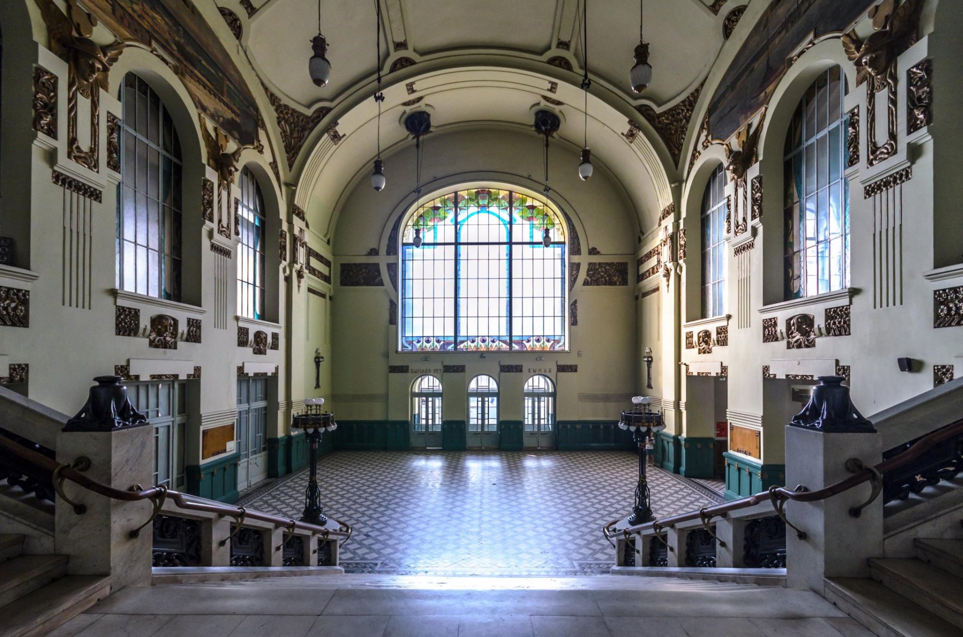 Vitebsky_Rail_Terminal_Vestibule_2.jpg