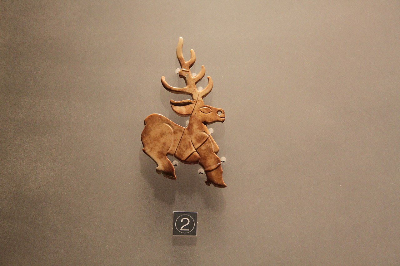 Western_Zhou_Jade_Deer_Pei_Pendant.jpg