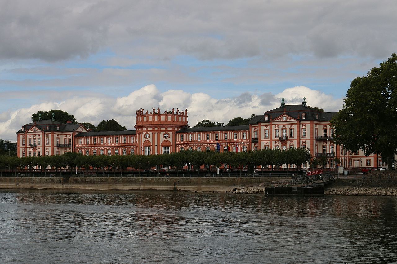 Wiesbaden-Biebrich_-_Schloss-Biebrich_(KD.HE_2_09.2015).jpg