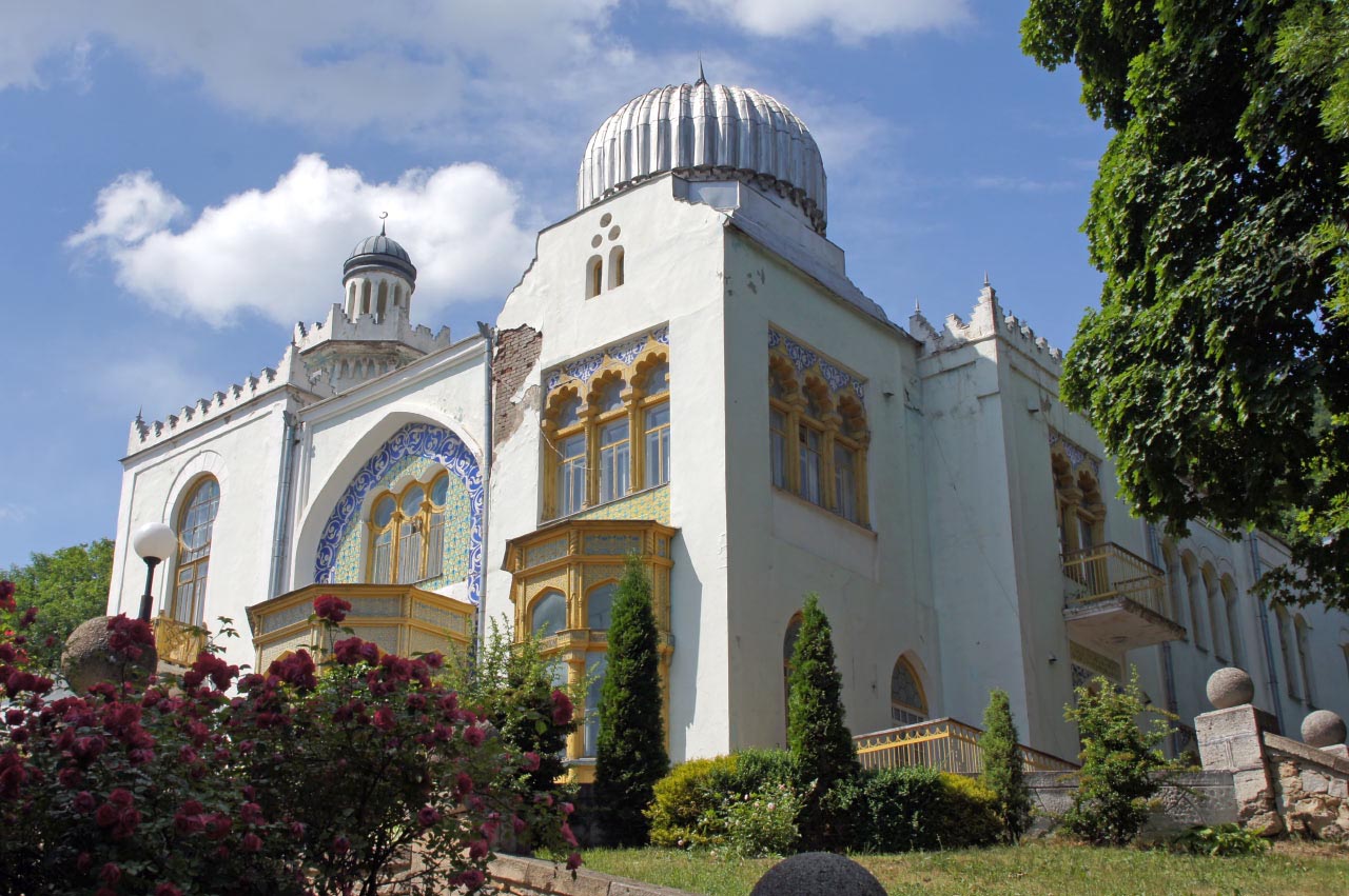 zheleznovodsk-dvorets-emira-buharskogo.jpg