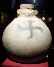 Sican-Vessel-in-the-Huaca-Rajada-Site-Museum-001.JPG