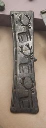 320px-Plaque_motifs_de_cerf_-_Koban_MAN.jpg