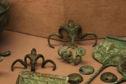 1280px-MAN_-_Matériel_des_tombes_de_Koban_(14).jpg
