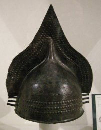 800px-Museo_guarnacci,_tomba_del_guerriero_di_poggio_alle_croci,_elmo_crestato_01.jpg