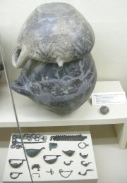 800px-Museo_guarnacci,_urne_cinerarie_villanoviane_04.jpg