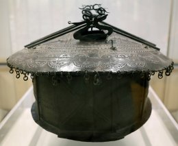 1024px-Urna_a_capanna_in_bronzo,_dalla_necropoli_dell'osteria,_800-750_ac_ca._04.jpg