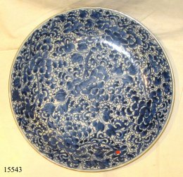 585-Plato-de-ceramica-China-blanca-y-azul-decorado-con-flores.-KANGXI-ffs-S.-XVII.jpg